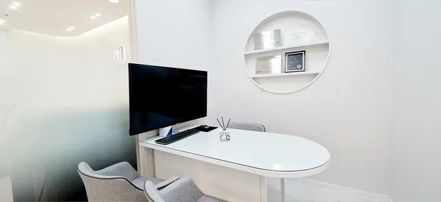 Consultation table, chairs and a switched-off monitor at Today Dental.